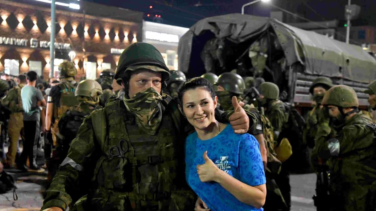 Девушка позирует с бойцом ЧВК «Вагнер» в Ростове-на-Дону, 24 июня 2023 года. Фото: Arkady Budnitsky / Anadolu Agency / Getty Images