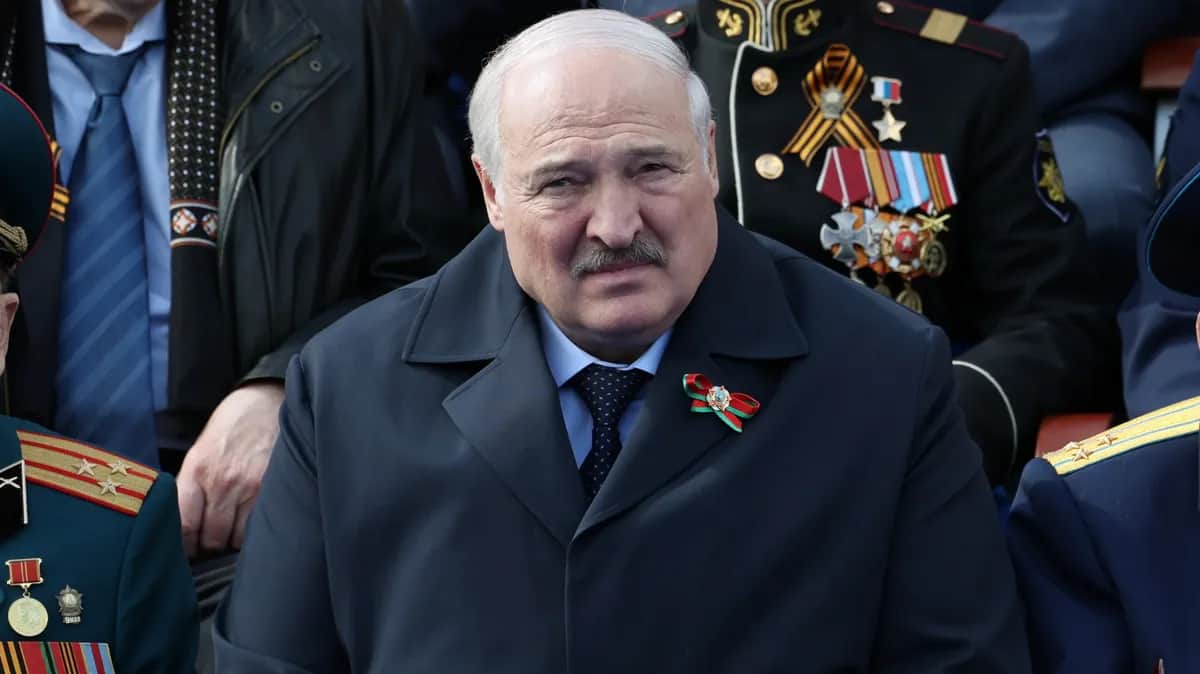 Александр Лукашенко на трибуне во время военного парада на Красной площади в Москве, 9 мая 2023 года. Фото: EPA-EFE/GAVRIIL GRIGOROV