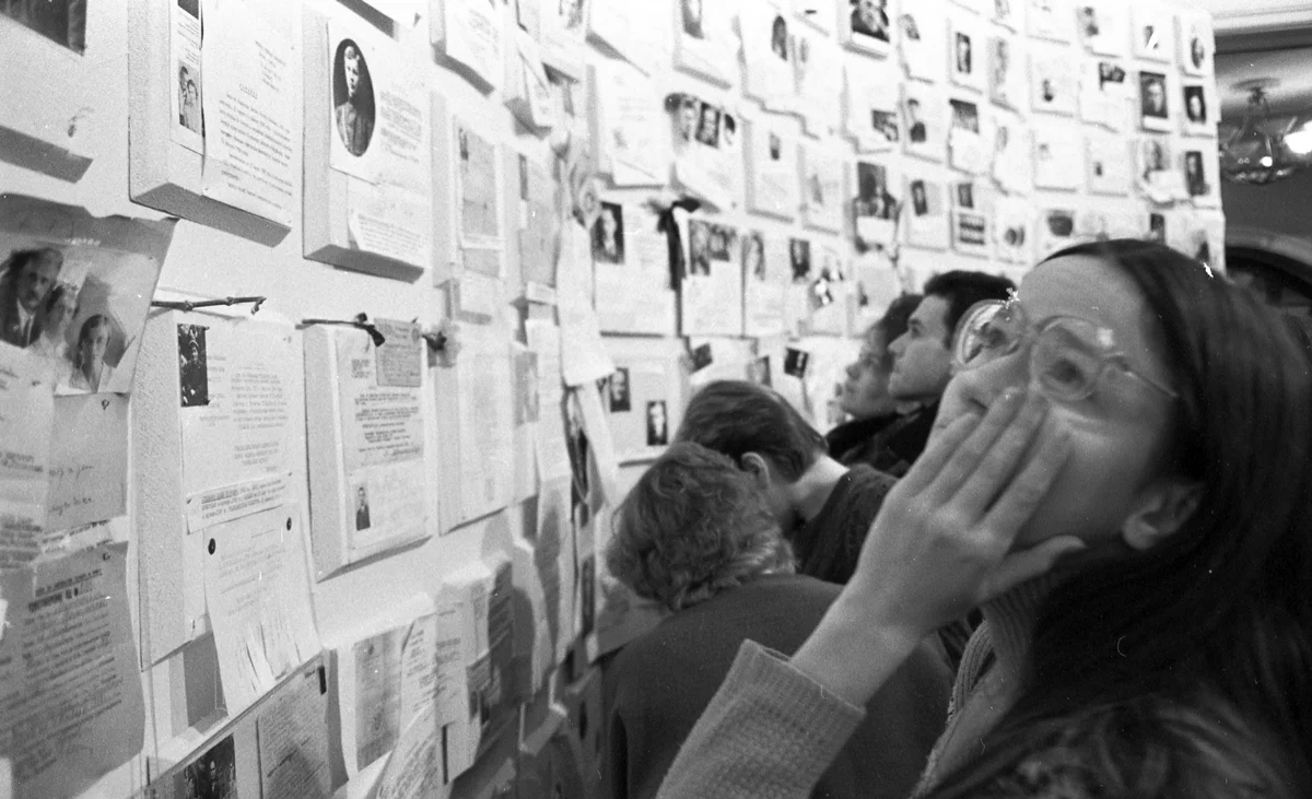 Посетители выставки о преступлениях сталинизма «Неделя совести», прошедшей благодаря Перестройке в ноябре 1988 года в клубе московского электролампового завода. Фото: Dmitry Borko / Wikimedia (CC BY-SA 4.0)