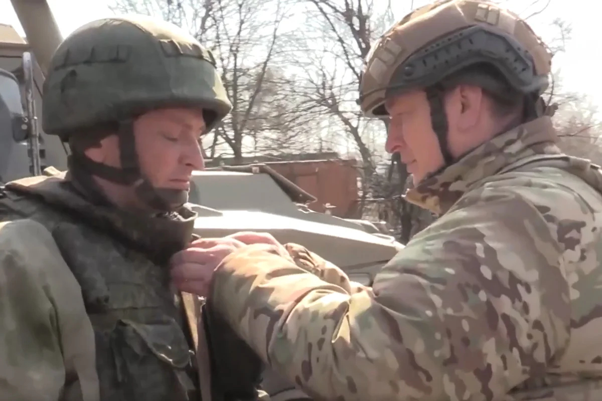 Александр Лапин награждает своего сына Дениса Лапина медалью Жукова, март 2022 года. Фото: <a data-sk="tooltip_parent" data-stringify-link="http://tvzvezda.ru" href="http://tvzvezda.ru/" rel="noopener noreferrer" target="_blank">tvzvezda.ru</a>