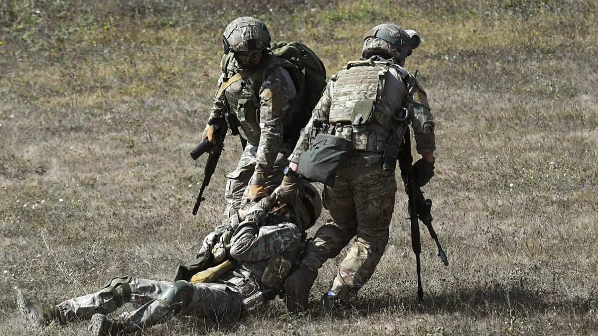 Транспортировка раненого солдата на российских учениях в Крыму, 13 сентября 2023 года. Фото: Виктор Коротаев / Коммерсантъ / Sipa USA / Vida Press