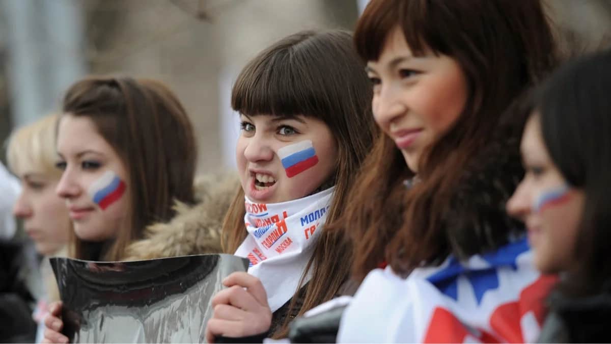 <span>Активисты про-кремлёвского движения «Молодая Гвардия» протестуют против Японии из-за Южно-Курильских островов перед посольством Японии в Москве, 8 февраля 2011 года. Фото: Николай Корчеков / Reuters / Scanpix / LETA</span>