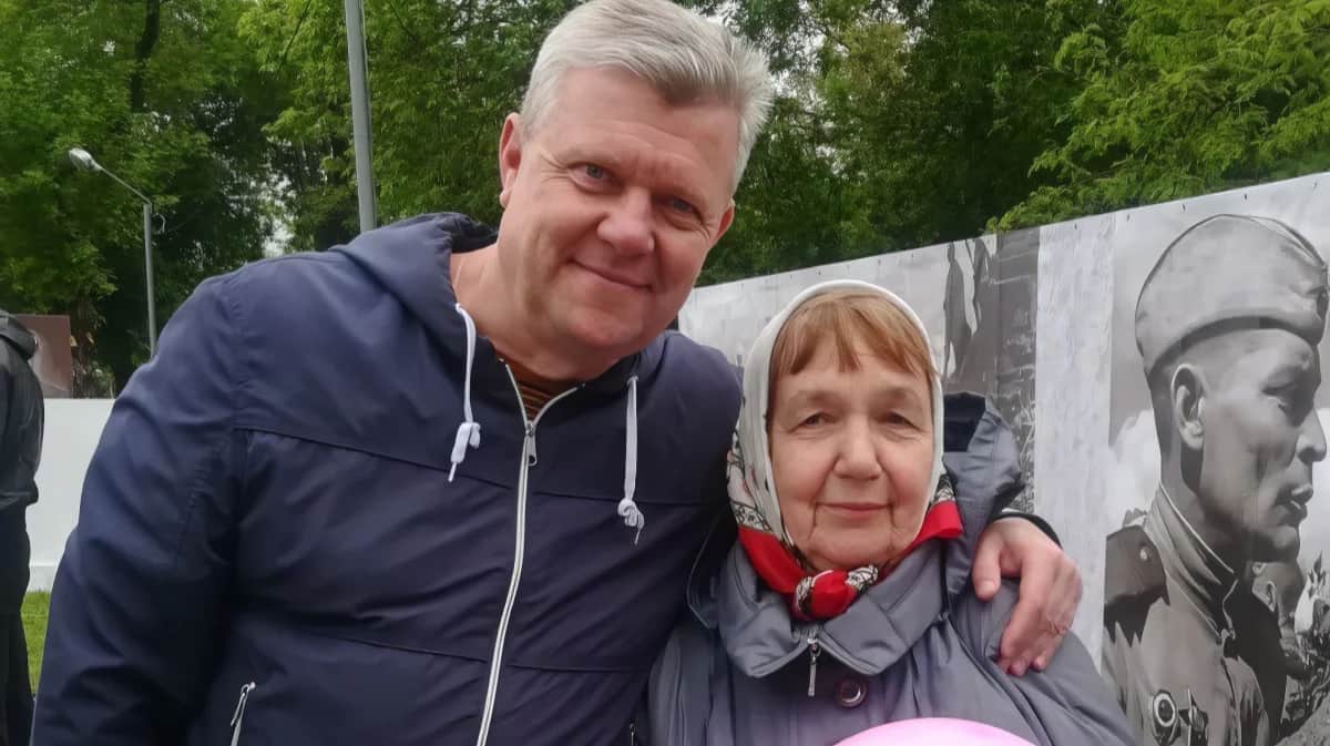 Геннадий Артеменко с мамой в Киеве. Фото из семейного архива.