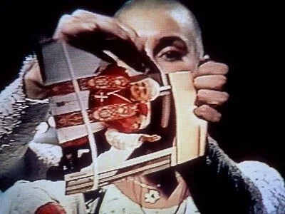Шинейд О'Коннор рвет фото Папы Римского Иоанна Павла II в прямом эфире шоу Saturday Night Live