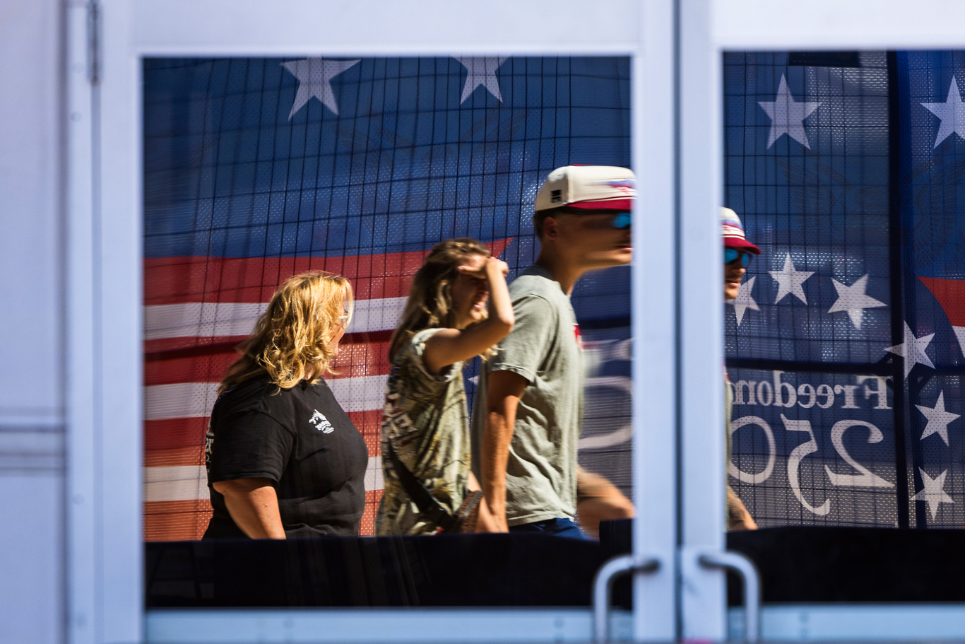 Посетители на концерте по случаю открытия ярмарки Freedom 250 Great American State Fair на Национальной аллее в Вашингтоне, округ Колумбия, США, 24 июня 2026 года. Фото: Jim Lo Scalzo / EPA