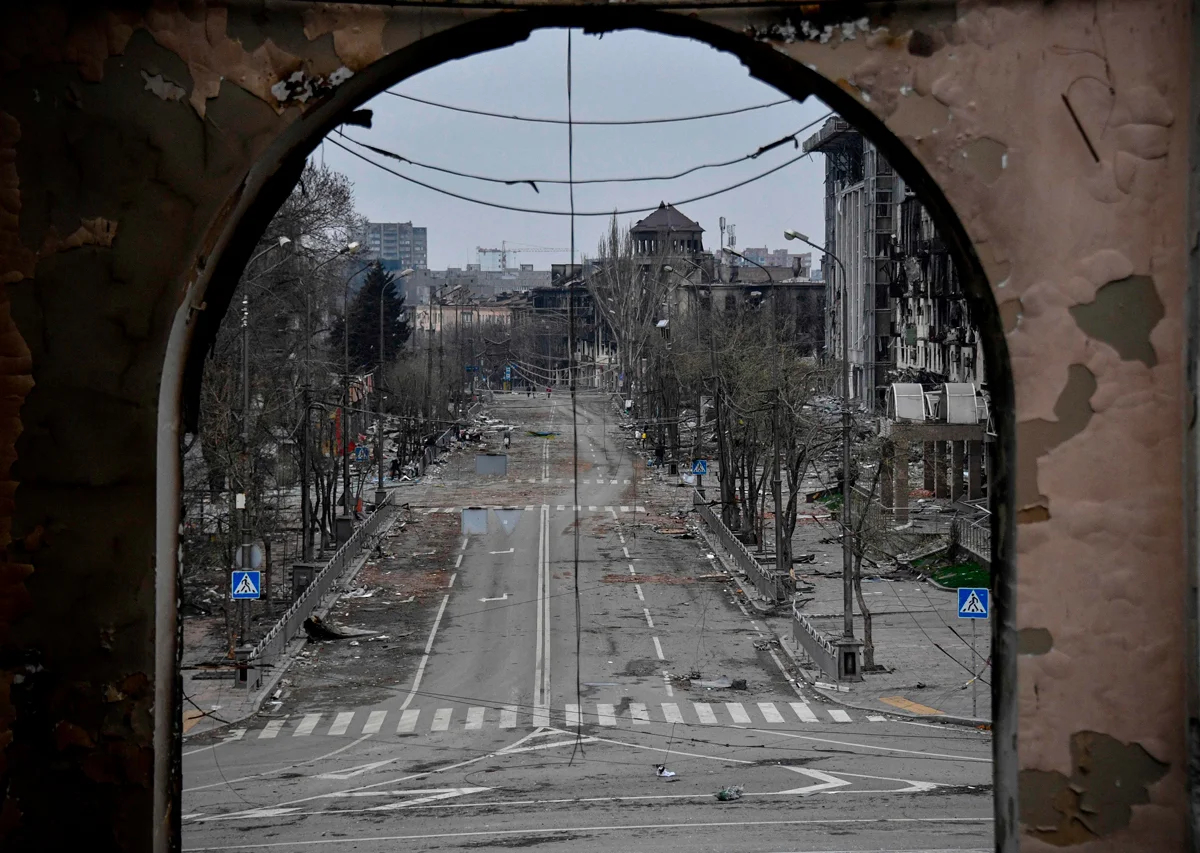 Вид с мариупольского драмтеатра на центральный проспект города, 12 апреля 2022 года. Фото: Александр Немёнов / AFP / Scanpix / LETA