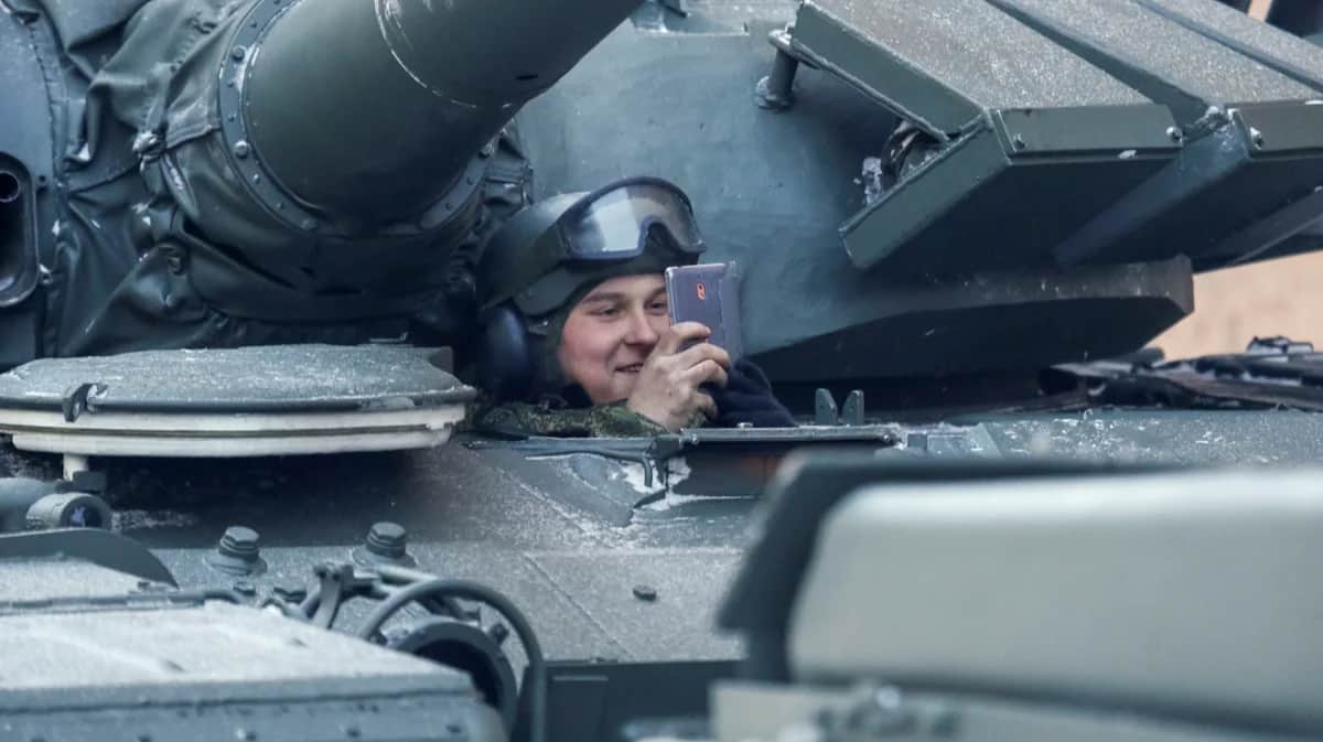 Российский военнослужащий смотрит на свой телефон, сидя в танке перед парадом в честь 75-летия снятия блокады Ленинграда во время Второй мировой войны, в Санкт-Петербурге, Россия, 27 января 2019 года. Фото: Антон Ваганов / Reuters / Scanpix / LETA
