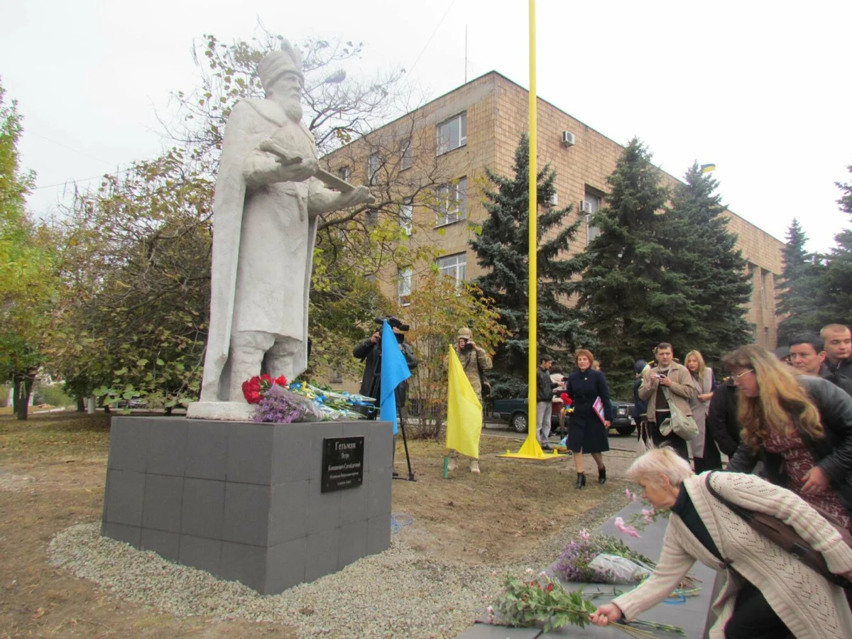 Открытие памятника гетману Петру Сагайдачному в поселке Мангуш недалеко от Мариуполя, Донецкая область, Украина, 13 октября 2017 года. Фото: <a data-sk="tooltip_parent" data-stringify-link="http://0629.com.ua" href="http://0629.com.ua/" rel="noopener noreferrer" target="_blank">0629.com.ua</a>