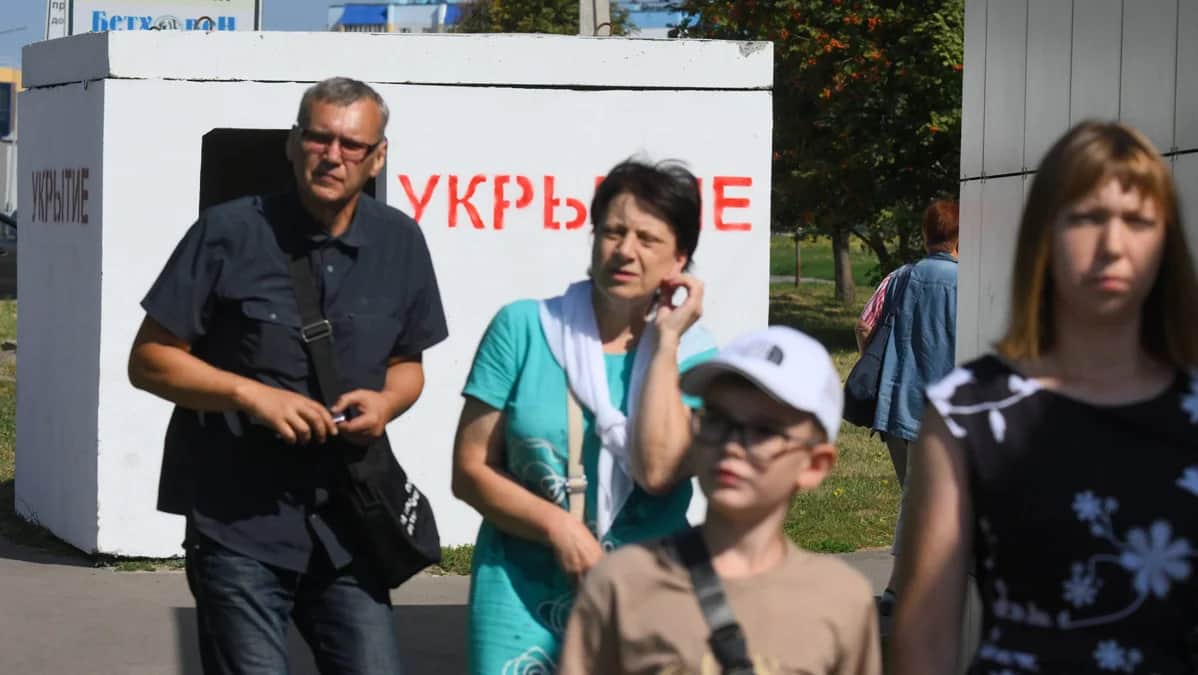 Жители Курска на фоне убежища около автобусной остановки, 26 августа 2024 года. Фото: Илья Питалев / Спутник / Imago Images / SNA / Scanpix / LETA