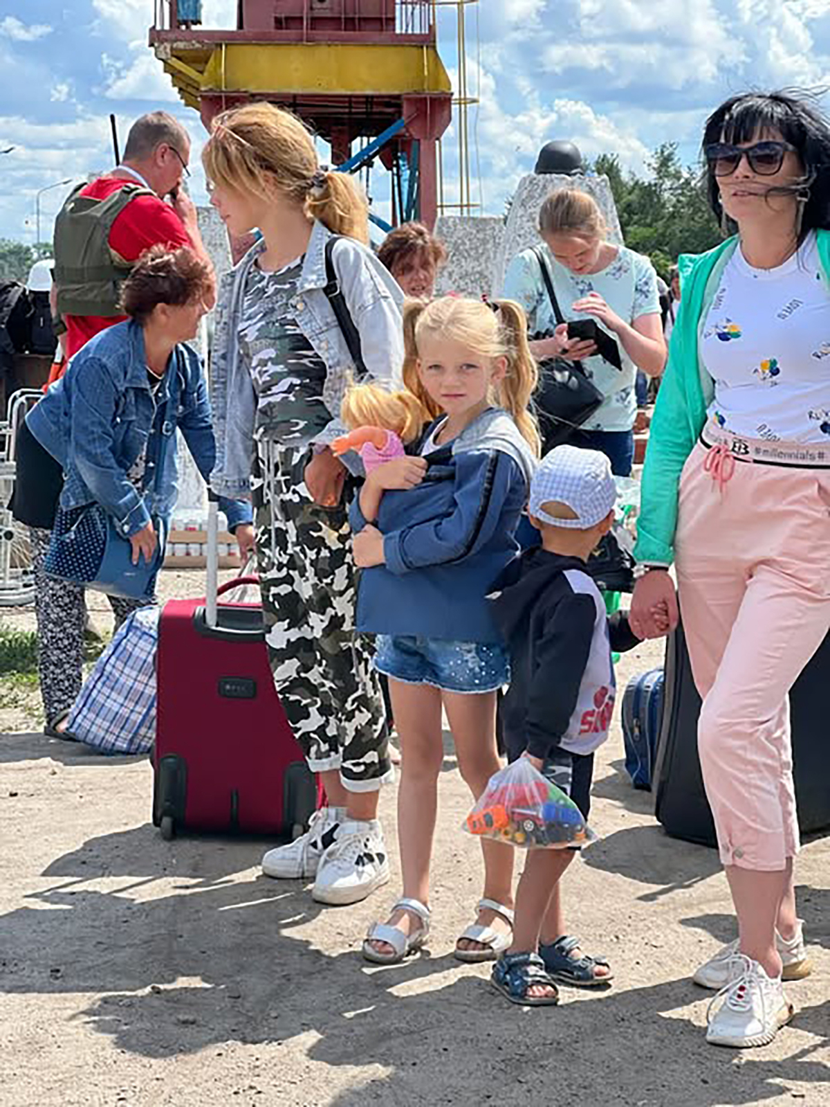Evacuation of Ukrainians across the Pechenihy dam, 30 May 2022. Photo: Dina Urich’s Facebook page