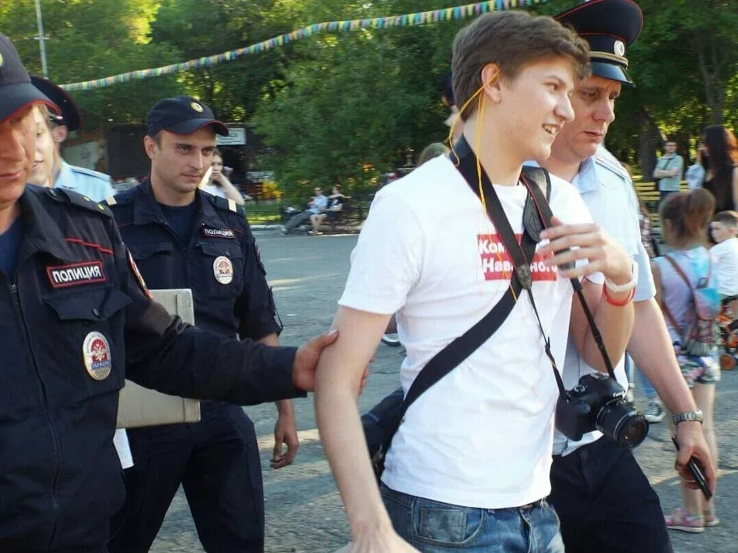 Alexey detained by the police during an opposition rally in Kurgan on 1 July 2018. Photo: <a href="https://www.facebook.com/mrschwarz96/posts/pfbid0bG7t33kw4KnGzoC5g7oakPLhnLSvBBk3CMrBfyi6C9CuA5D7dqAmcdxMfmGXsxGCl">Facebook</a>
