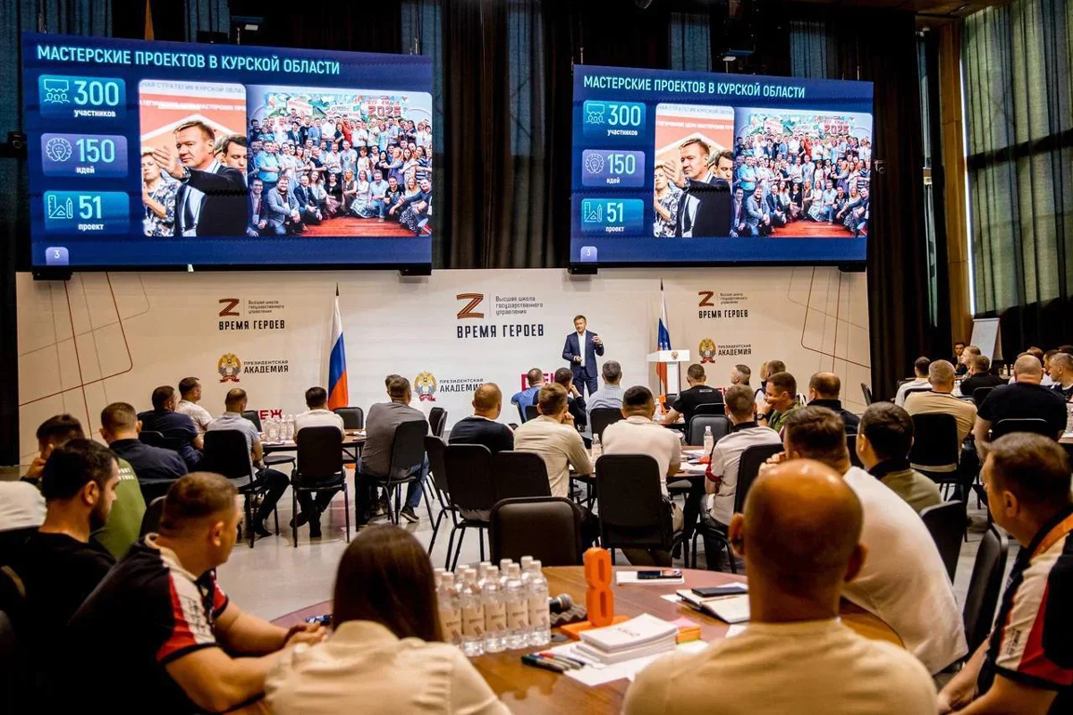 Роман Старовойт выступает перед участниками программы «Время героев». Фото: <a data-sk="tooltip_parent" data-stringify-link="https://xn--b1aachba0csne6n.xn--p1ai/news/tpost/k8z6phbxp1-roman-starovoit-tsel-upravlencheskogo-re" href="https://xn--b1aachba0csne6n.xn--p1ai/news/tpost/k8z6phbxp1-roman-starovoit-tsel-upravlencheskogo-re" rel="noopener noreferrer" target="_blank">времягероев.рф</a>