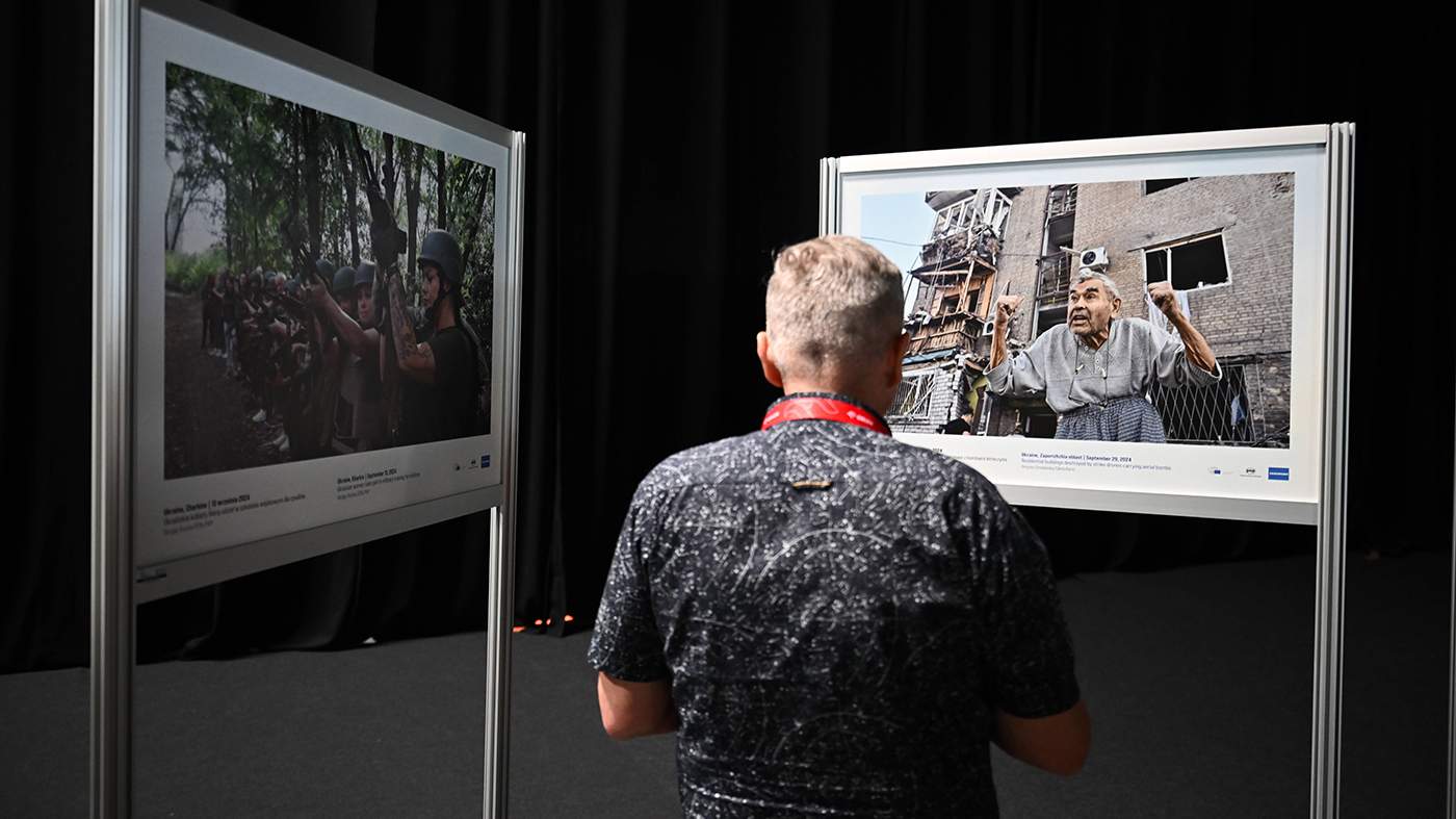 Фотовыставка «Украина в фокусе» Польского агентства печати (PAP) и украинского агентства «Укринформ», представленная во время конференции «Восстановление Украины-2026» в Европейском центре солидарности в Гданьске, Польша, 25 июня 2026 года. Фото: Marcin Gadomski / EPA
