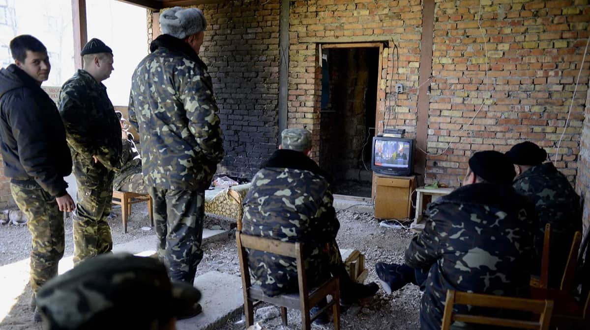 Украинские военные на последней украинской военной базе, которая не сдалась после аннексии Крыма, смотрят новости, ожидая приказа из Киева, Бельбек, Крым, Украина, 21 марта 2014 года. Фото: Jakub Kaminski / EPA