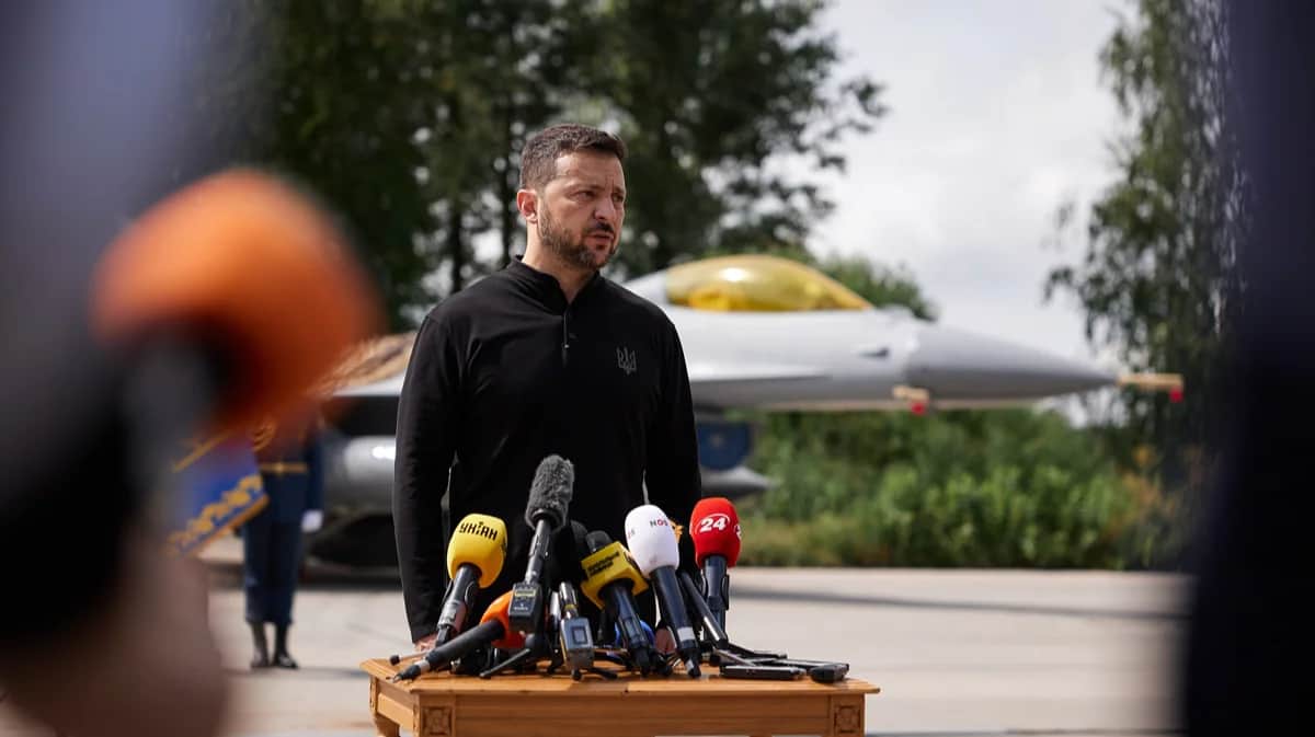 Владимир Зеленский на фоне первых в Украине F16, 4 августа 2024 года. Фото: пресс-служба офиса Президента Украины