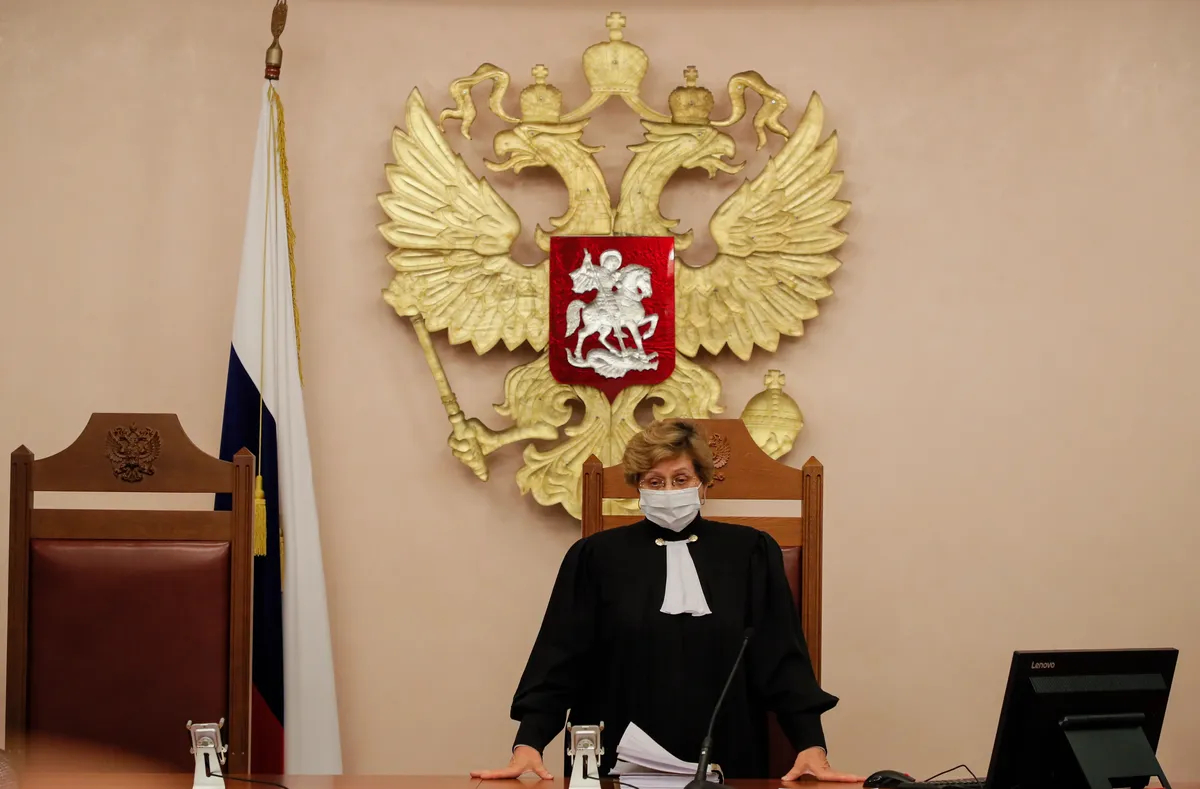 Судья Верховного Суда России Алла Назарова зачитывает заключение во время слушаний по делу Международного историко-просветительского благотворительного и правозащитного общества «Мемориал». Фото: EPA-EFE/YURI KOCHETKOV