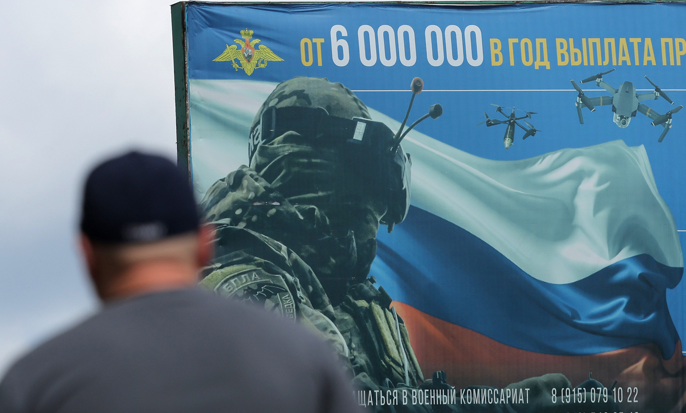 Реклама службы по контракту в российской армии. Московская область. 6 июля 2026 года. Фото: Максим Шипенков / EPA