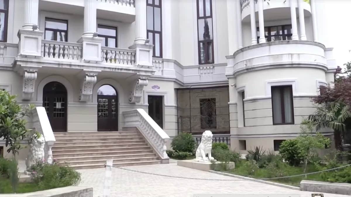 Вход в жилой комплекс «Император», в которой находится квартира Елены Зеленской. Фото: скрин видео