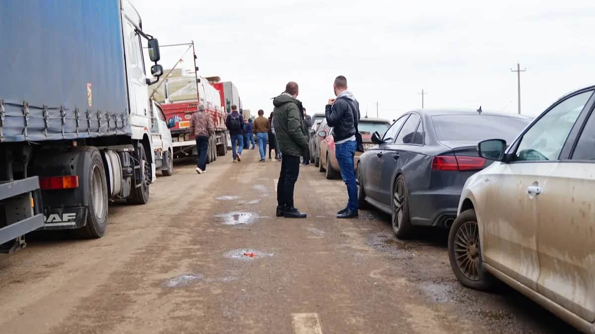 Очередь на границе Казахстана и России. Фото: «Новая газета. Европа»