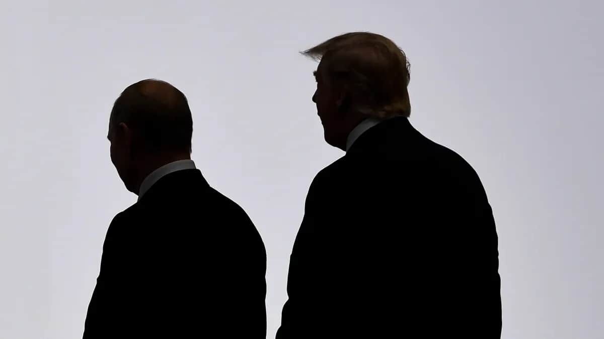 Vladimir Putin and Donald Trump arrive at the G20 summit in Osaka, 28 June 2019. Photo: EPA-EFE/LUKAS COCH
