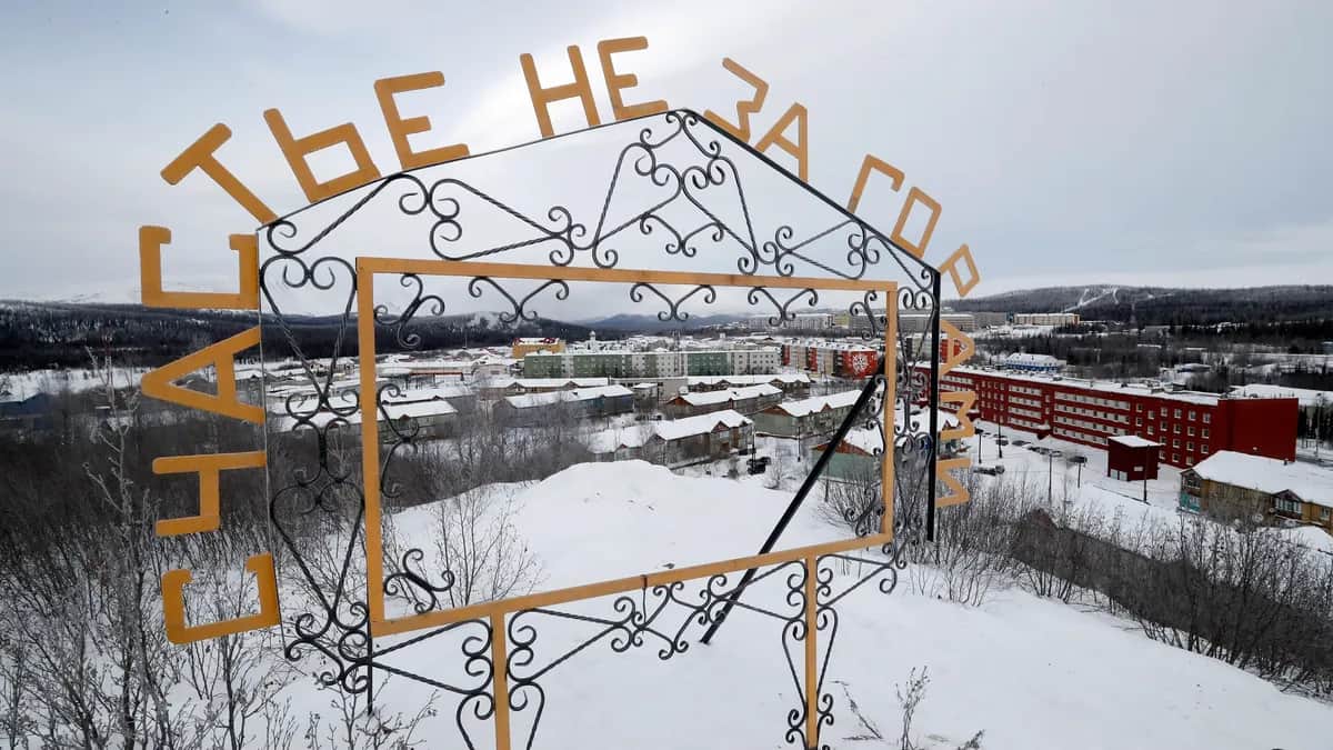 A sign reading "Happiness is not far away" in the Arctic village of Kharp, where Russian opposition leader Alexey Navalny died in prison on Friday. Photo: EPA-EFE / ANATOLY MALTSEV