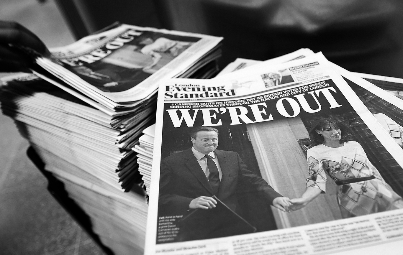 Статья о Brexit на первой полосе лондонской ежедневной газеты Evening Standard, Лондон, Великобритания, 24 июня 2016 года. Фото: Andy Rain / EPA