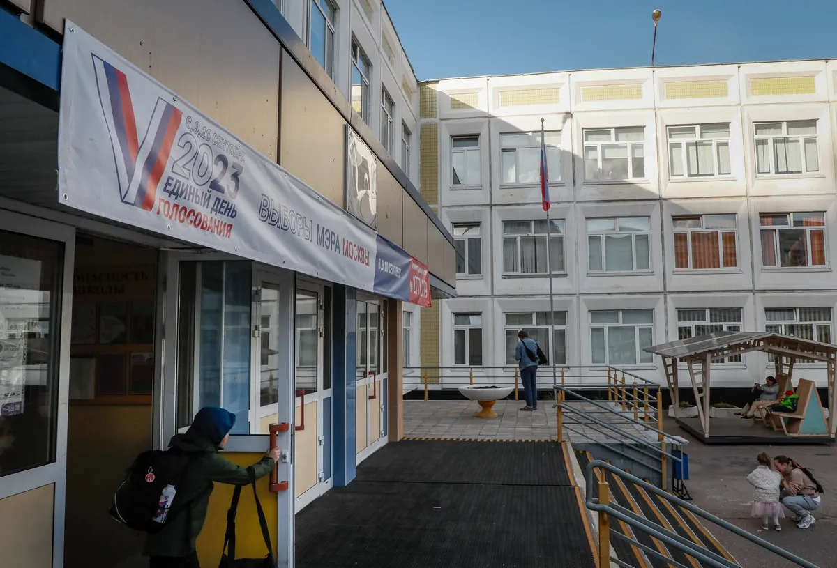 A Moscow school doubles as a polling station ahead of national elections, 7 September 2023. Photo: EPA-EFE/YURI KOCHETKOV