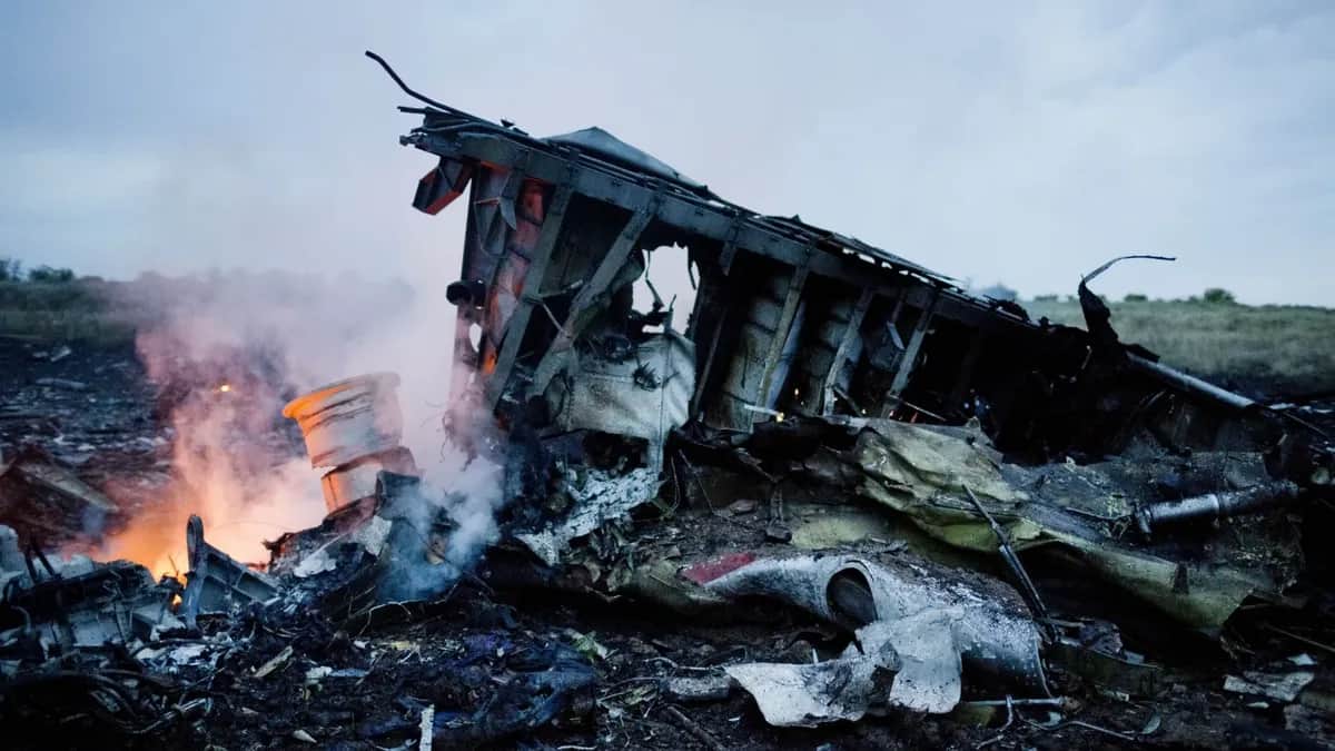 Обломки самолета Malaysia Airlines после крушения, 17 июля 2014 года. Фото: Pierre Crom / Getty Images