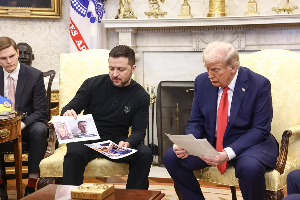 Президент США Дональд Трамп рассматривает фотографии обменянных солдат ВСУ, Овальный кабинет Белого дома, Вашингтон, округ Колумбия, США, 28 февраля 2025 года. Фото: Jim Lo Scalzo / EPA-EFE