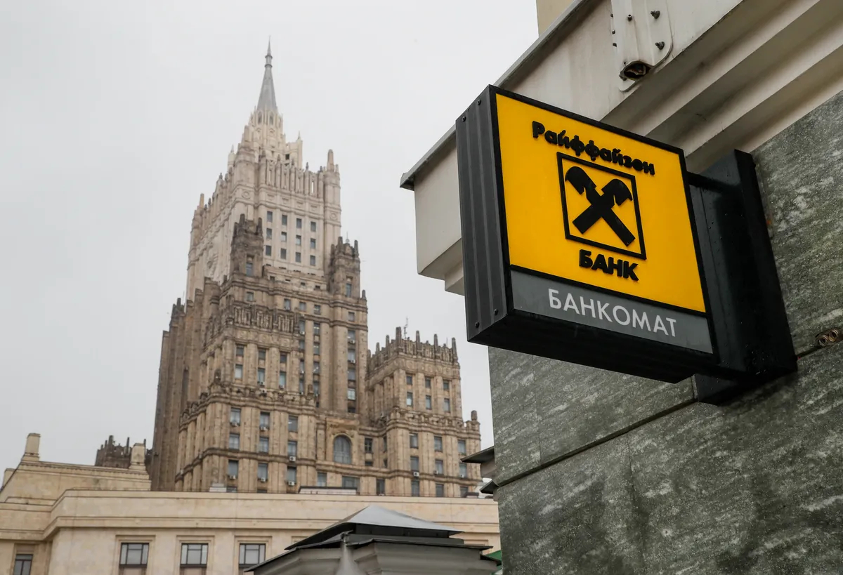 Отделение Райффайзен банка перед зданием Министерства иностранных дел России в Москве. Фото: EPA-EFE/YURI KOCHETKOV