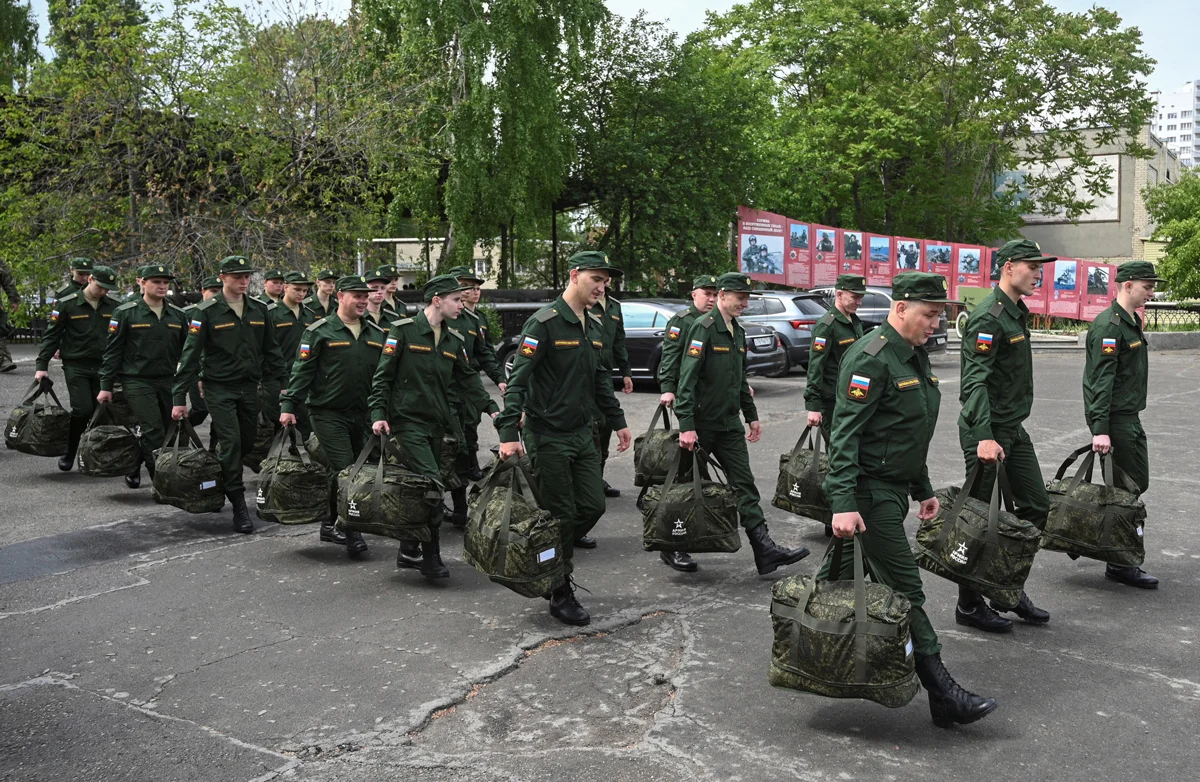 Призывники отправляются из военкомата в гарнизоны в Батайске, Ростовская область, 16 мая 2024 года. Фото: Сергей Пивоваров / Reuters / Scanpix / LETA
