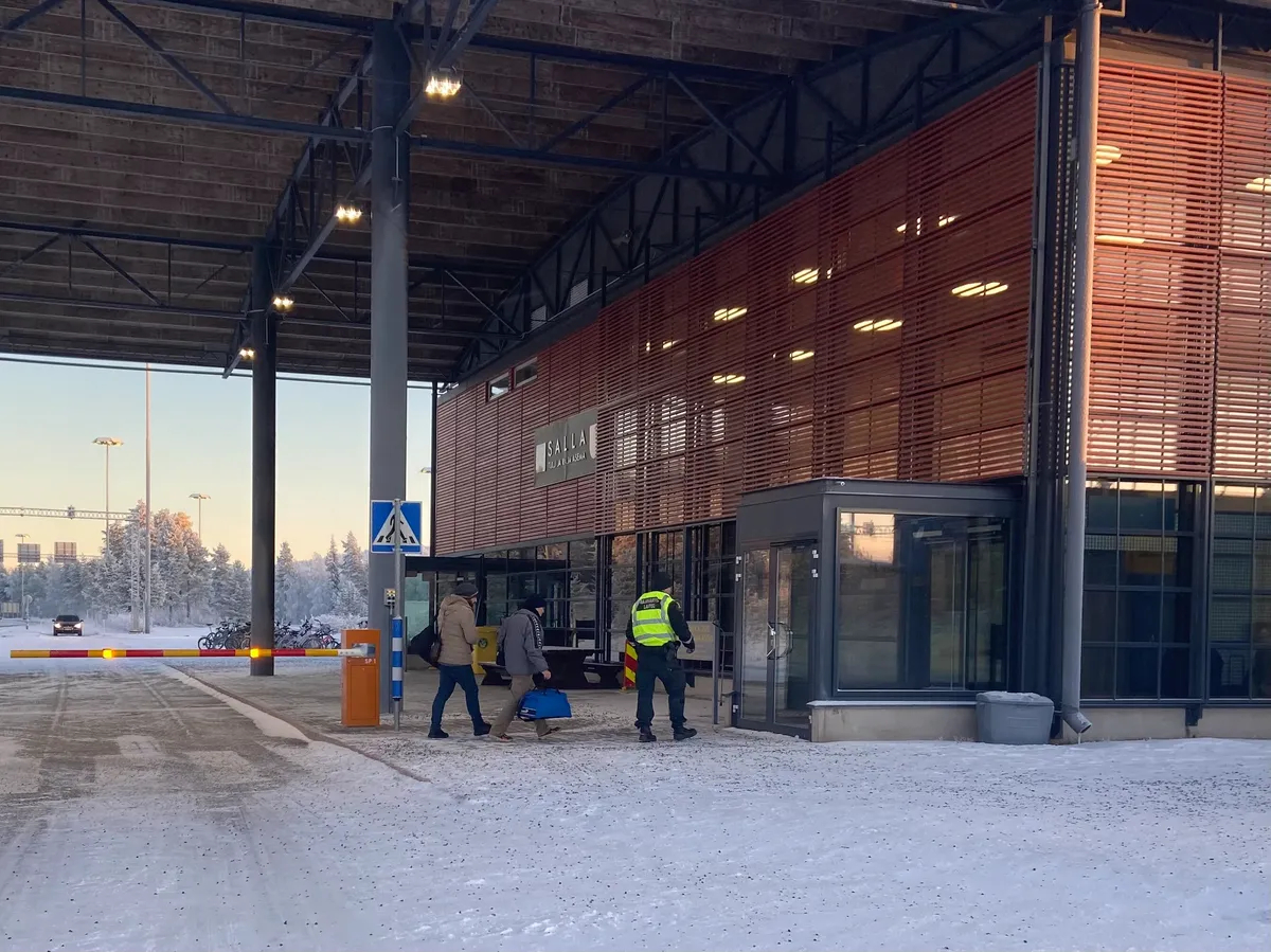 Беженцев, оформивших документы, ведуз в здание КПП ожидать автобусов до распределительных центров. Фото: Соня Мустаева