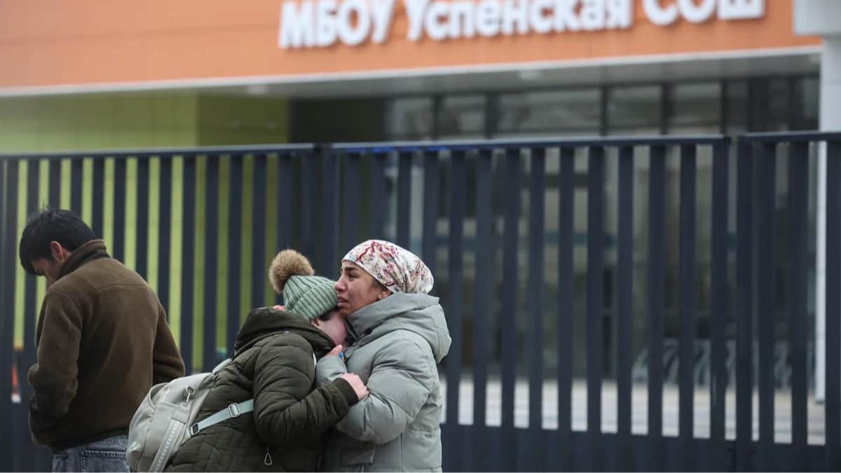 Родственники погибшего школьника у входа в Успенскую школу в Одинцовском районе Московской области, 16 декабря 2025 года. Фото: Максим Шипенков / EPA