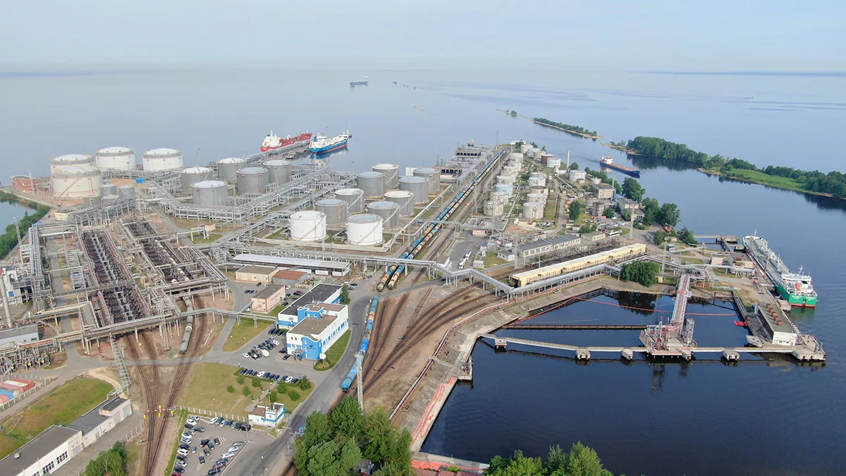 Вид на Петербургский Нефтяной Терминал. Фото: <a data-sk="tooltip_parent" data-stringify-link="http://oilterminal.ru" href="http://oilterminal.ru/" rel="noopener noreferrer" target="_blank">oilterminal.ru</a>