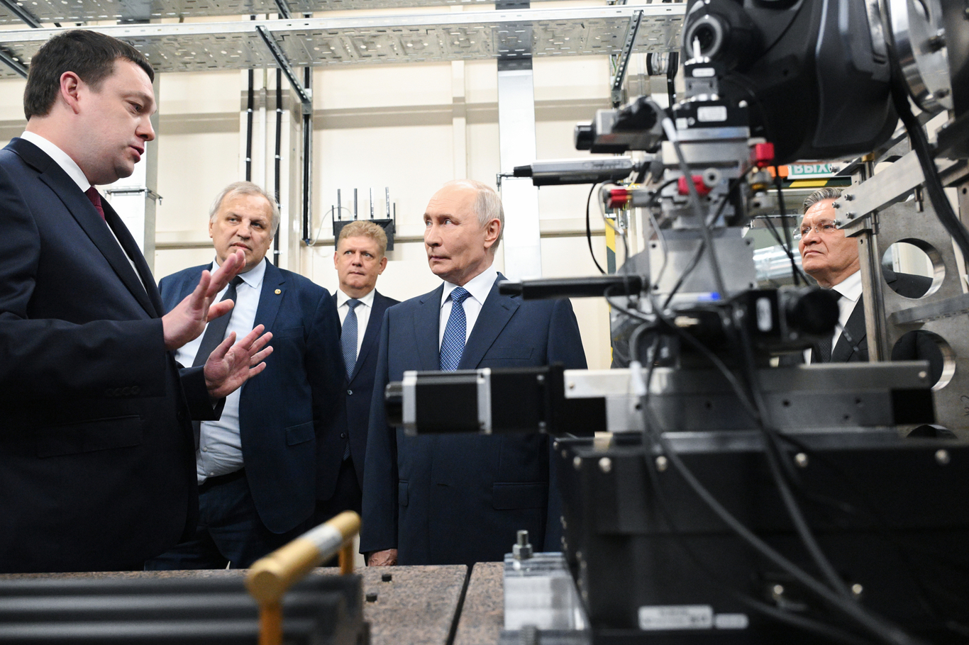 Владимир Путин (в центре) в сопровождении генерального директора государственной корпорации по атомной энергии «Росатом» Алексея Лихачева (справа) посещает Центр коллективного пользования «Сибирский кольцевой источник фотонов» (СКИФ). Новосибирская область. 11 августа 2026 года. Фото: Кристина Соловьева / Sputnik / Kremlin / EPA