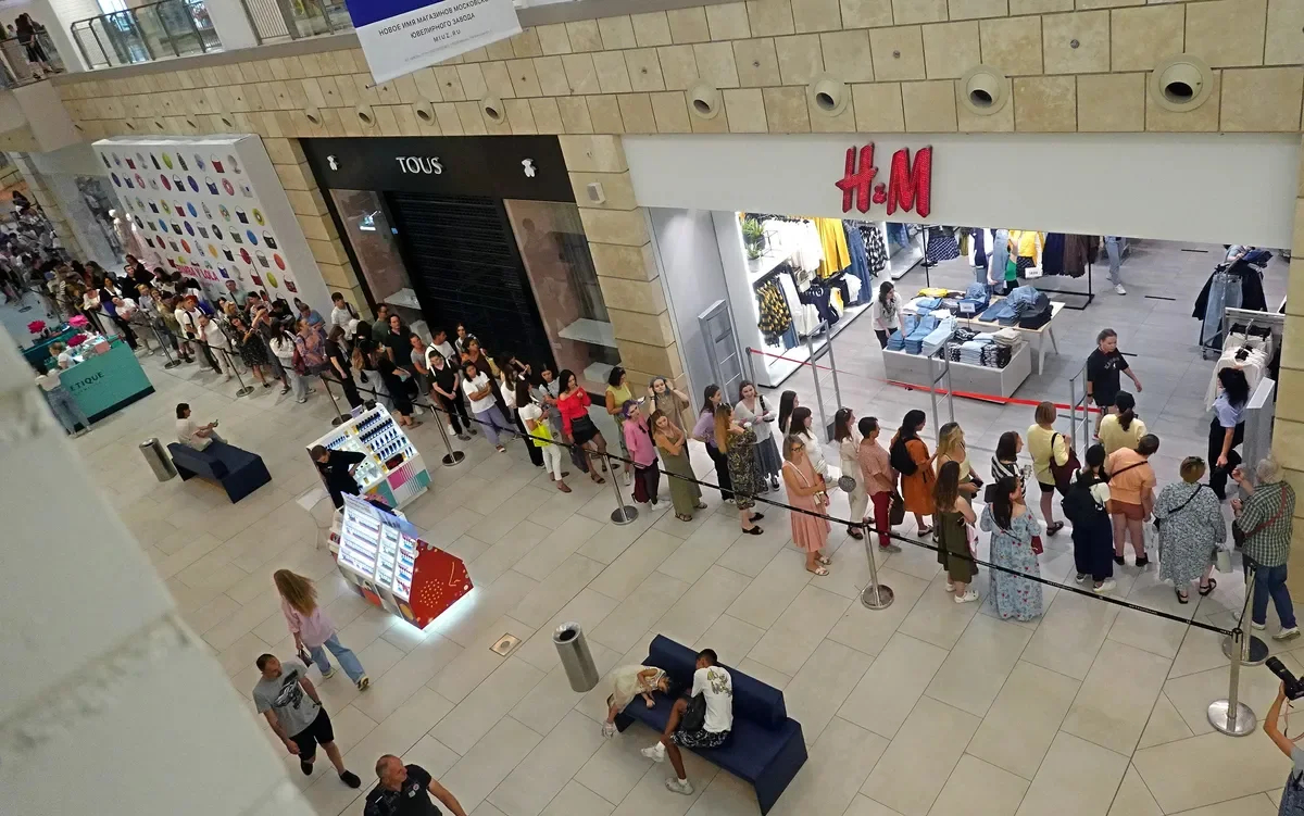 Россияне стоят в очереди в магазин H&amp;M в ТЦ «Метрополис». Москва, Россия, 3 августа 2022 г. Фото: EPA-EFE/MAXIM SHIPENKOV