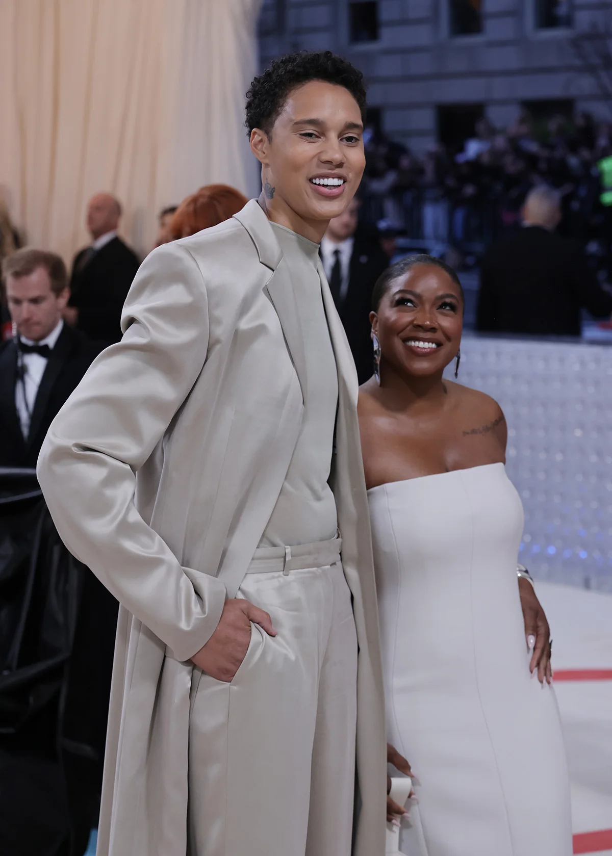 Бриттни Грайнер (слева) и ее жена Шерил Гринер на ковровой дорожке Met Gala 2023, ежегодного благотворительного вечера Института костюма Музея искусств Метрополитен, в Нью-Йорке, Нью-Йорк, США, 1 мая 2023 года. Justin Lane / EPA-EFE