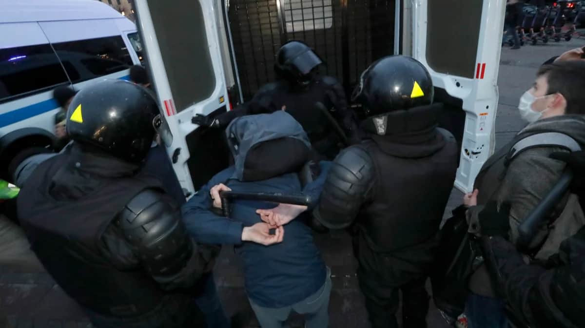 Полицейские задерживают участников оппозиционного митинга в Санкт-Петербурге, 21 апреля 2021 года. Фото: Анатолий Мальцев / EPA-EFE