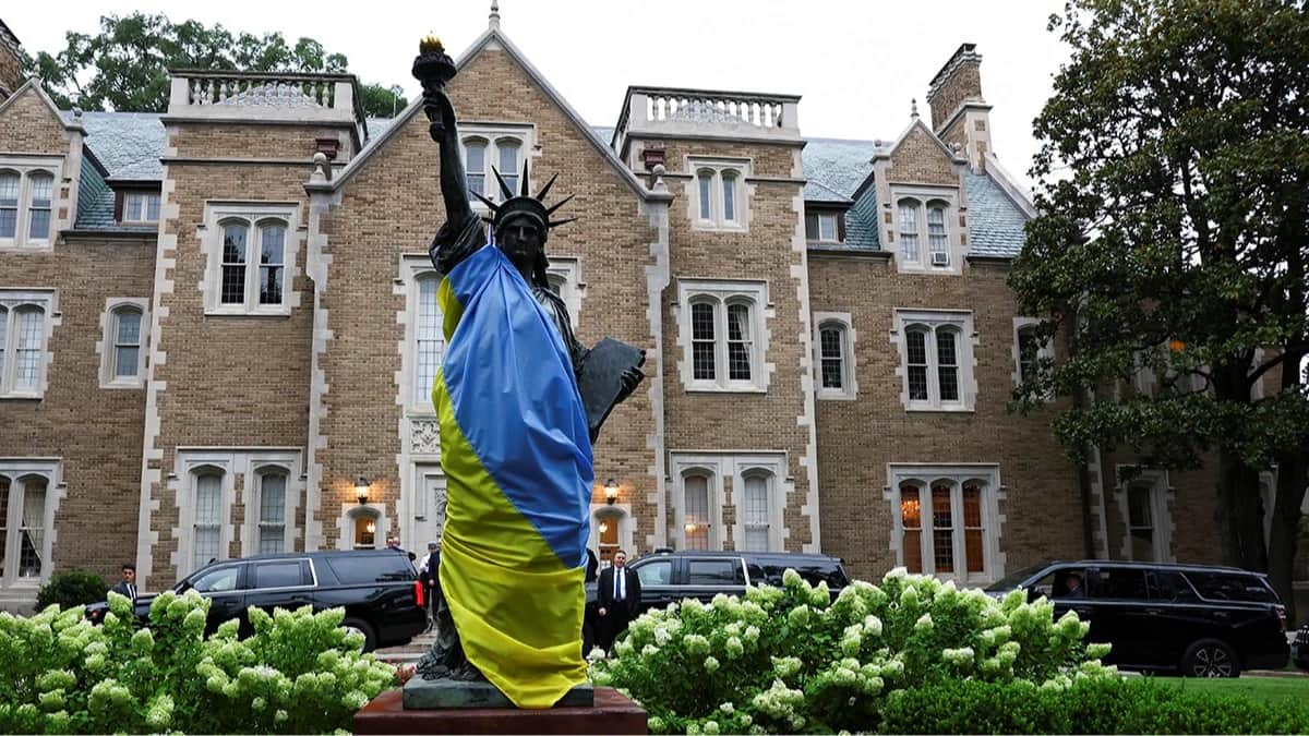 Масштабная модель Статуи Свободы, задрапированная украинским флагом, выставлена в саду посольства Франции в Вашингтоне, округ Колумбия, США, 18 августа 2025 года. Фото: Yves Herman / EPA