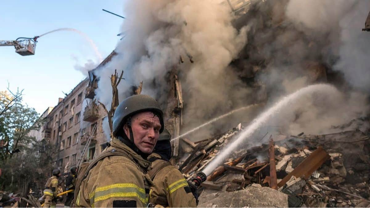 Firefighters extinguishing a blaze at a building hit by a Russian strike on Kyiv, 24 May 2026. Photo: Vladyslav Musienko / AFP / Scanpix / LETA