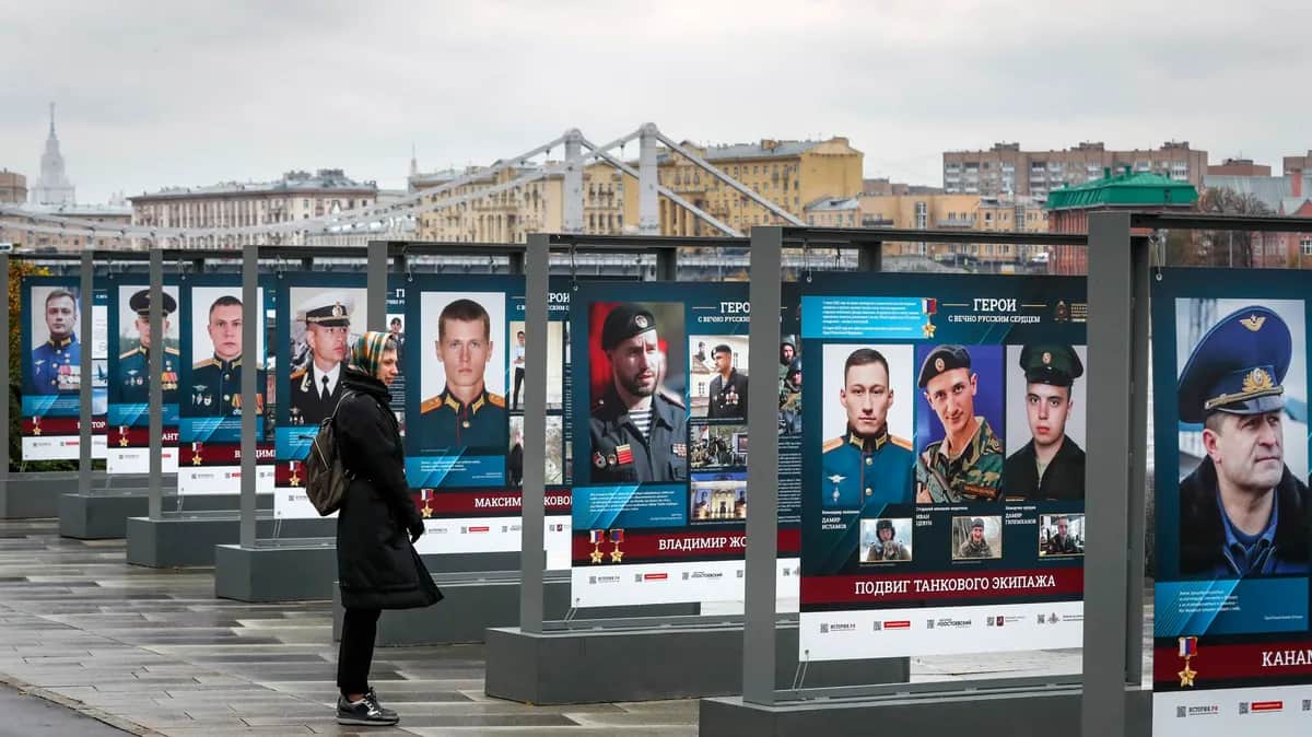 A street exhibit showing pictures of Russian servicemen who fought in Ukraine, Moscow, October 2022. Photo: EPA-EFE/YURI KOCHETKOV