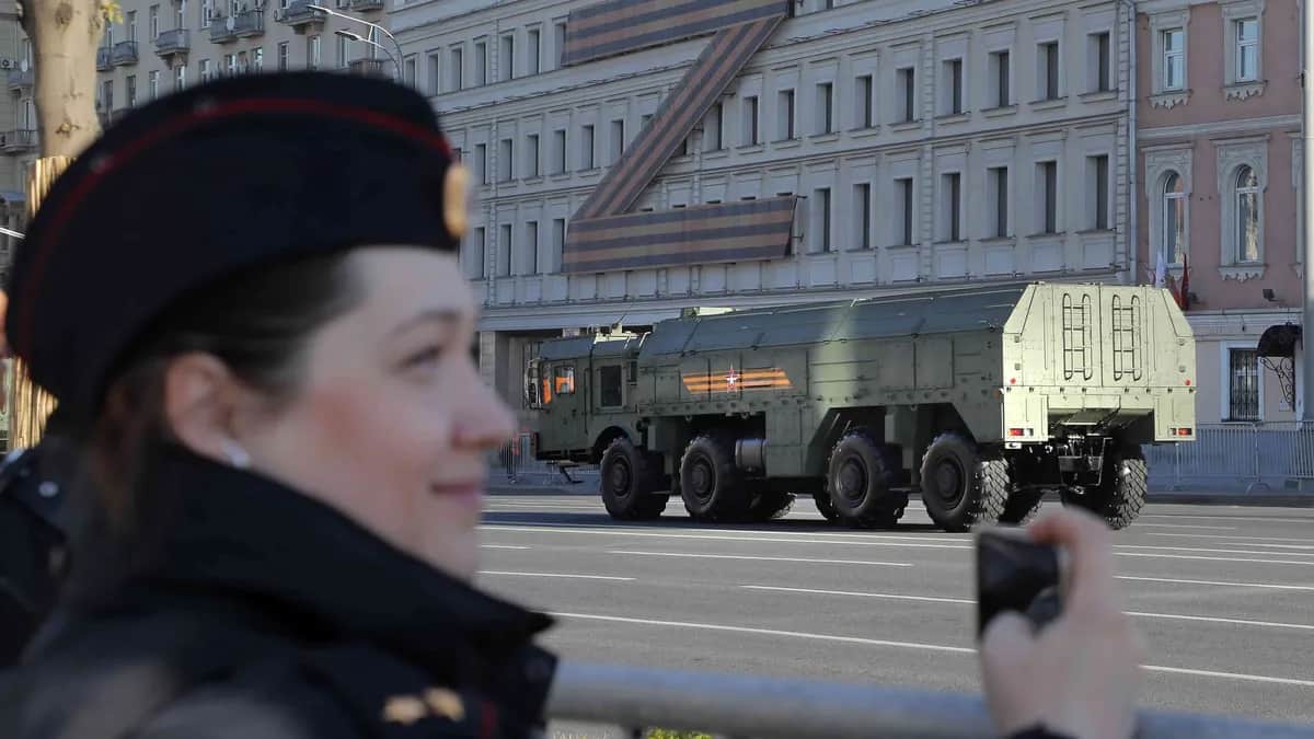 Российский мобильный ракетный комплекс малой дальности «Искандер» въезжает в центр Москвы для участия в Параде Победы. Фото: EPA-EFE / MAXIM SHIPENKOV