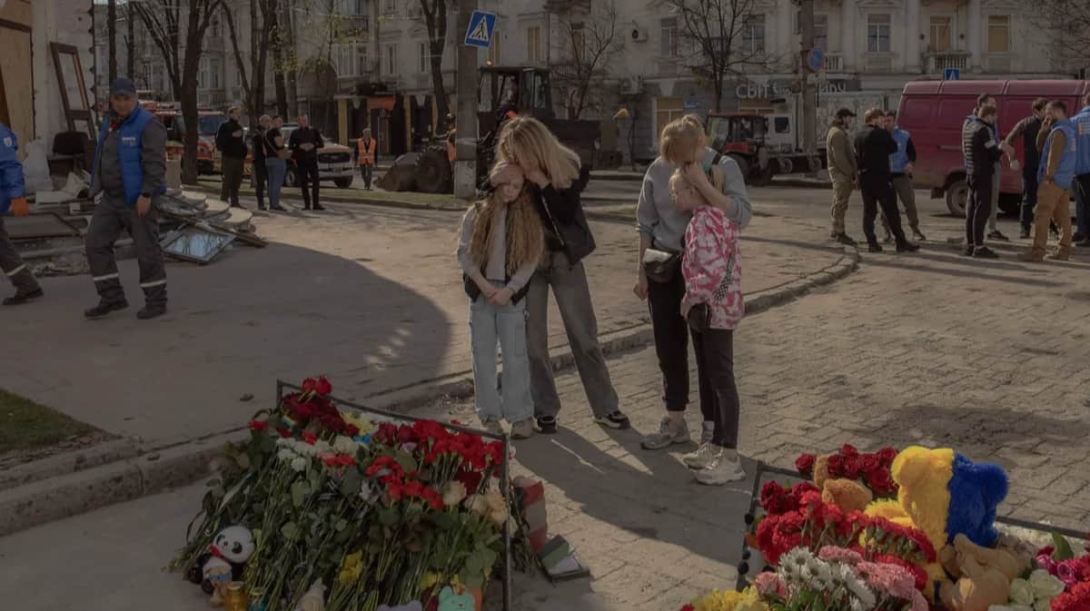 Импровизированный мемориал на месте ракетного удара в Сумах, 14 апреля 2025 года. Фото: Roman Pilipey / AFP / Scanpix / LETA