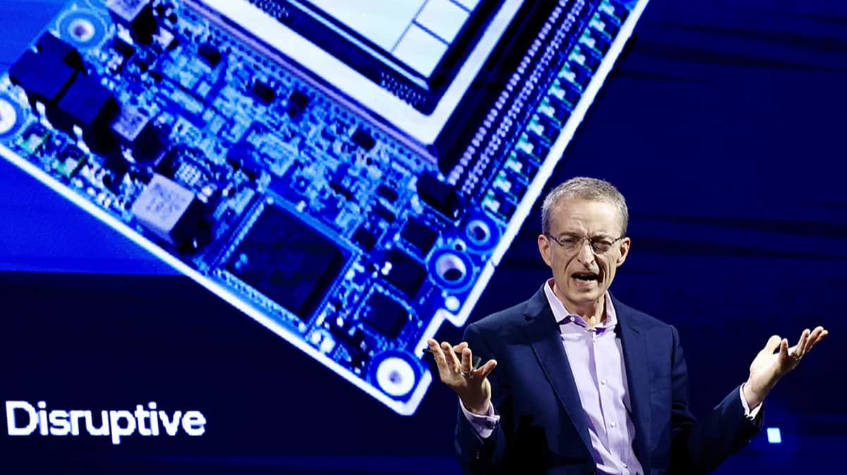 Генеральный директор Intel Патрик П. Гелсингер представляет ускоритель искусственного интеллекта Intel Gaudi 3 в своей программной речи на выставке COMPUTEX в Тайбэе, Тайвань, 4 июня 2024. Фото: Ritchie B. TOngo / EPA-EFE