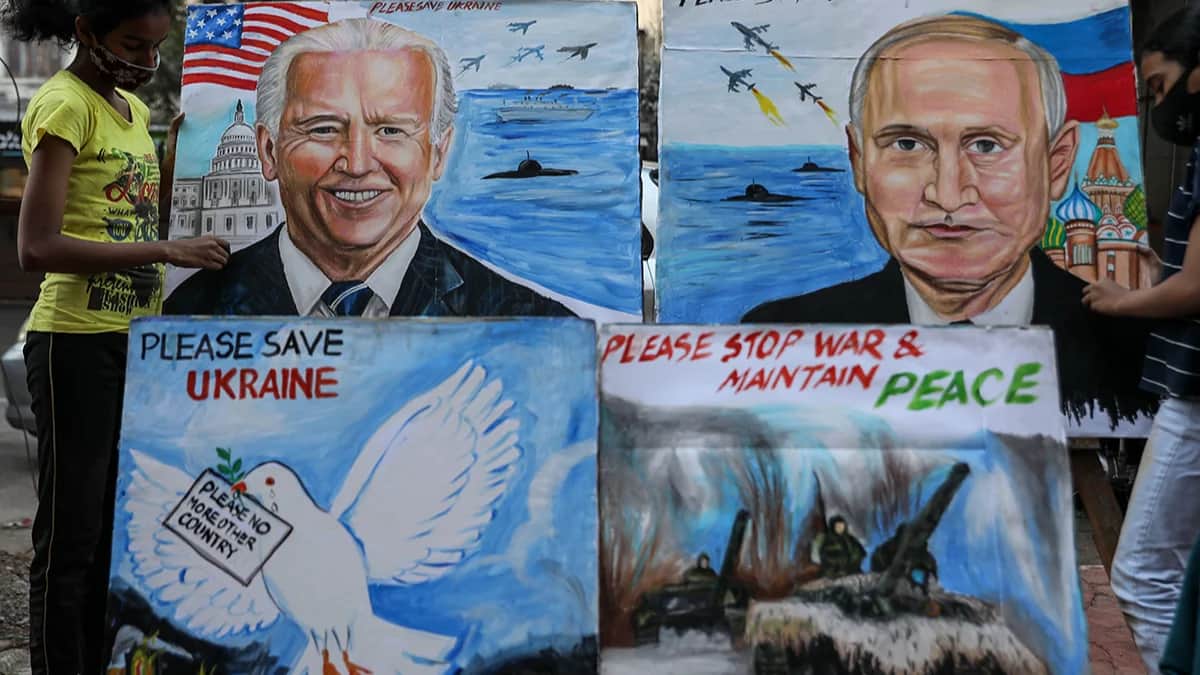 Рисунки учащихся школы искусств Гурукул. Портреты президента США Джо Байдена и президента России Владимира Путина с пожеланиями мира между Украиной и Россией. Мумбаи, Индия. Фото: Divyakant Solanki / EPA-EFE