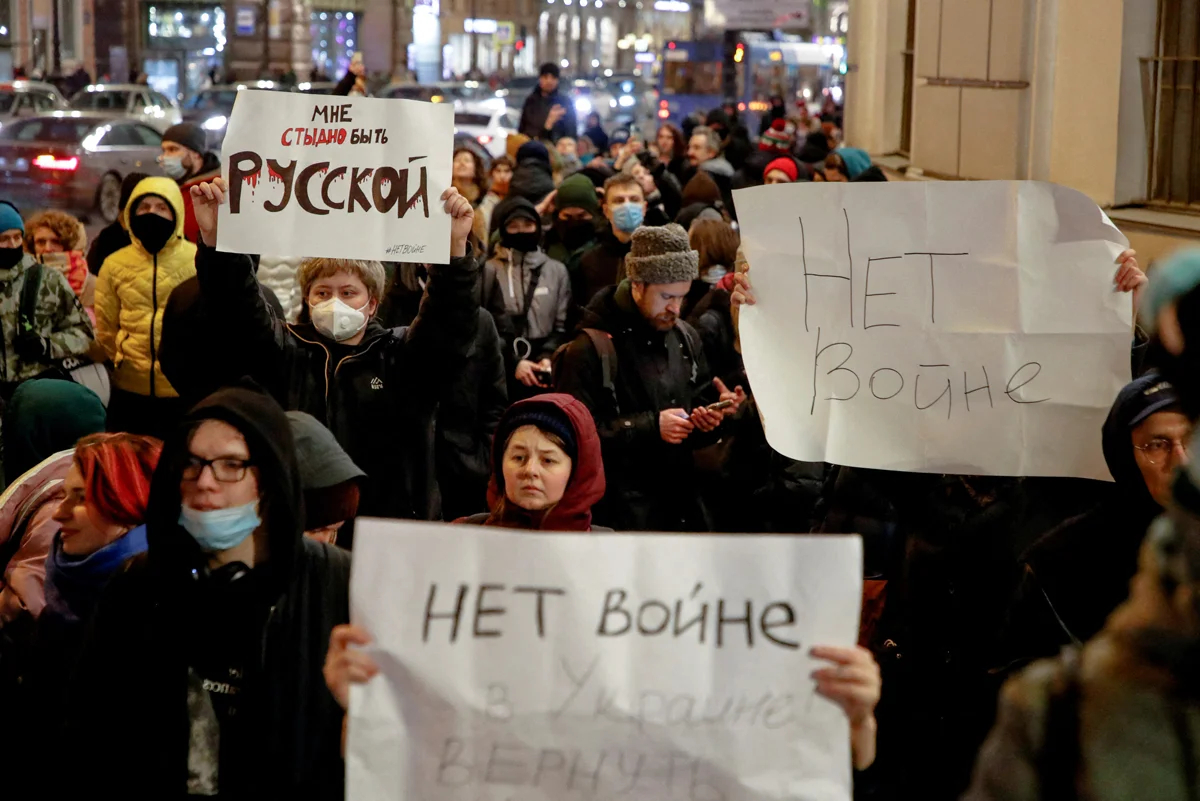 Участники антивоенной акции протеста после вторжения России в Украину, Санкт-Петербург, 24 февраля 2022 года. Фото: Антон Ваганов / Reuters / Scanpix / LETA