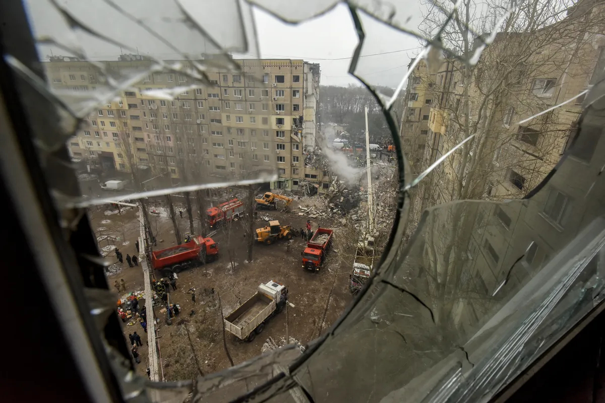Последствия рактеного обстрела в Днепре, 15 января 2023 года. Фото: EPA-EFE/OLEG PERTASYUK