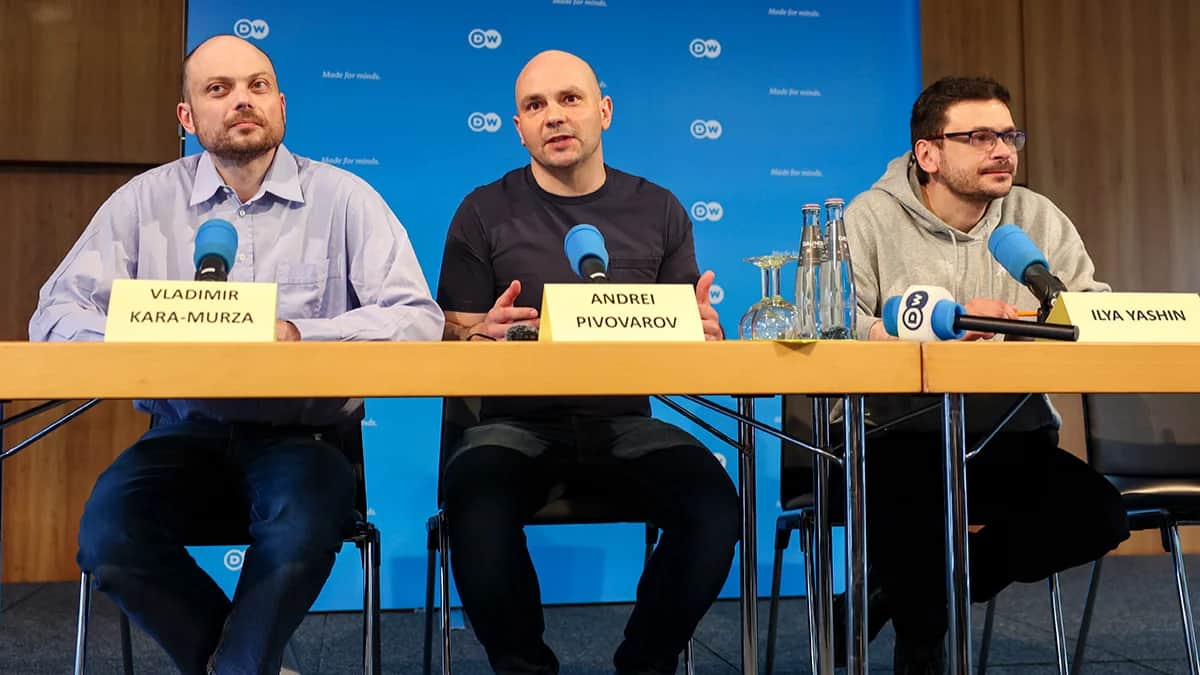 Владимир Кара-Мурза, Андрей Пивоваров и Илья Яшин на пресс-конференции, посвященной обмену заключенными, 2 августа 2024 года. Фото: Christopher Neundorf / EPA-EFE