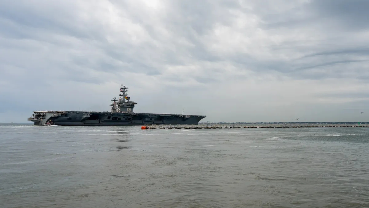 Авианосец класса «Нимиц» USS Dwight D. Eisenhower (CVN 69) у военно-морской базы Норфолк, 14 октября 2023 года. Ударная группа авианосца «Айк» проведет регулярное. Фото: Андерсон В. Бранч / ВМС США