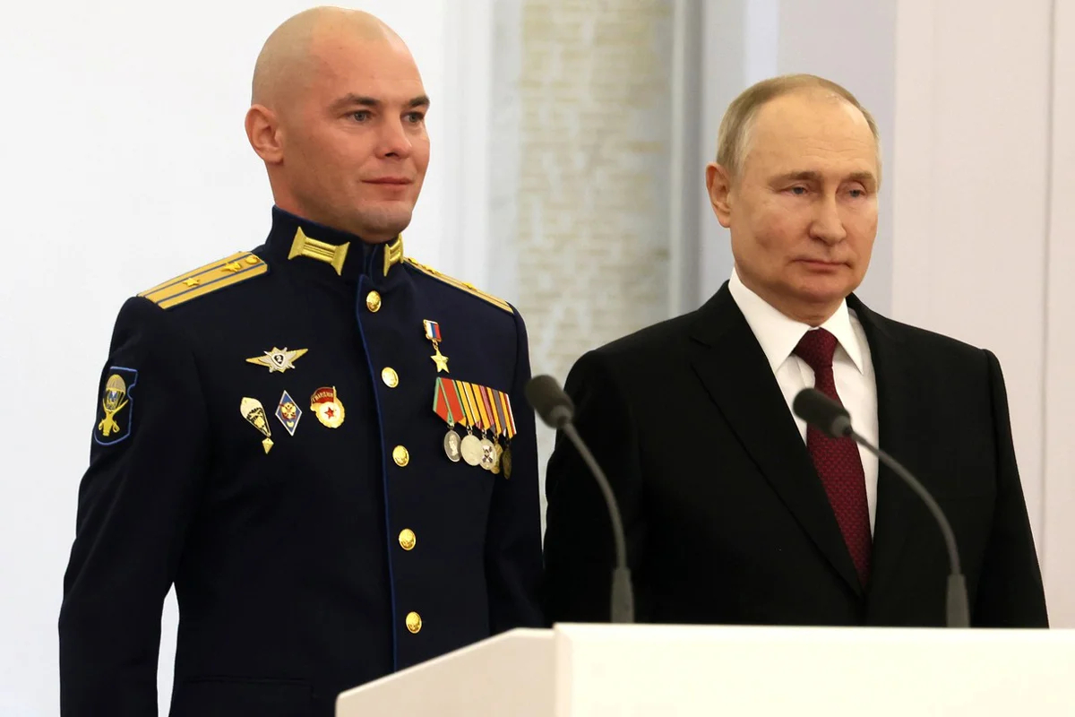 Борис Дудко и Владимир Путин на церемонии вручения медали «Золотая Звезда». Фото: <a data-sk="tooltip_parent" data-stringify-link="http://znanierussia.ru" href="http://znanierussia.ru/" rel="noopener noreferrer" target="_blank">znanierussia.ru</a> (CC BY 4.0)